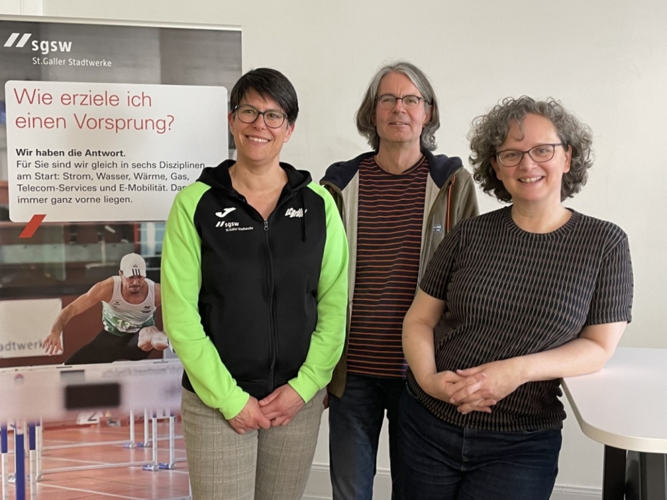 Nachwuchsverantwortliche Stephanie Bruderer, Vereinspräsident Manuel Märklin und Geschäftsstellenleiterin Christina Gates geben Einblick in den LC Brühl Leichtathletik.